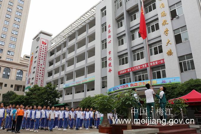 张晨到梅江区检查开学工作