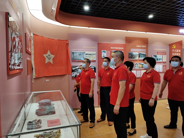 8月5日，环卫系统党委组织党员到嘉应学院马克思主义学院参观《百年历程 光辉丰碑——中共梅州地方历史主题展》，深入学习梅州人民在中国共产党领导下的奋斗历程和红色苏区发展成就，接受了一次生动的党史教育和革命传统教育。5.jpg