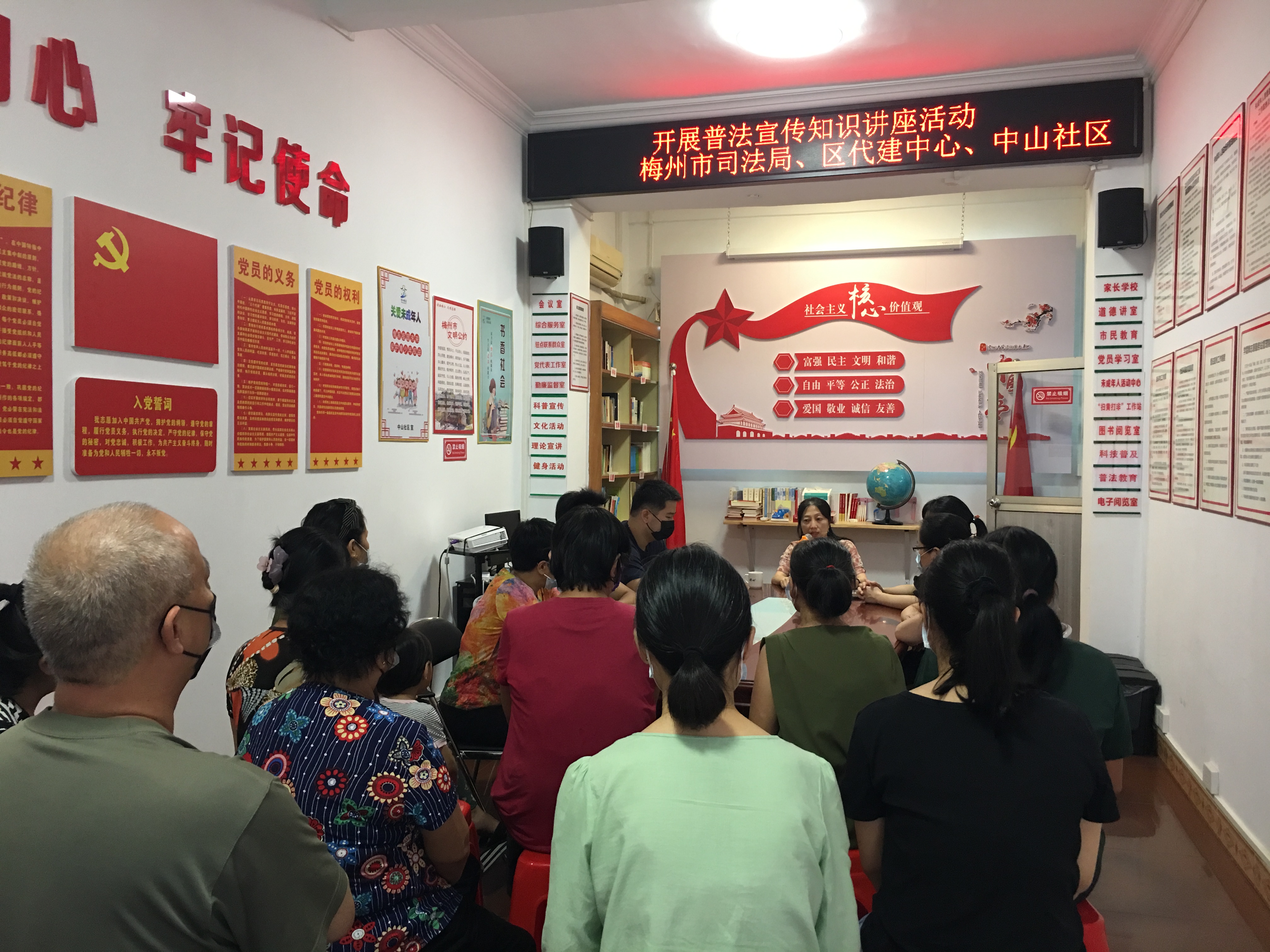 肖灵四季度照片.jpg