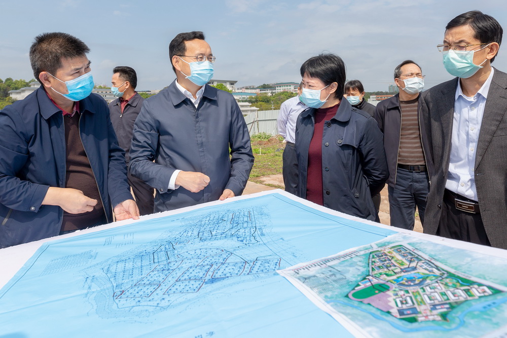 20200306秀堂区长陪同市长张爱军到梅州城区检查重点民生项目疫情防控和复工建设 连志城摄.jpg