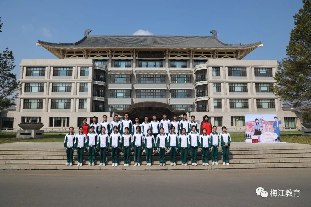 研学团在北京大学合影.jpg