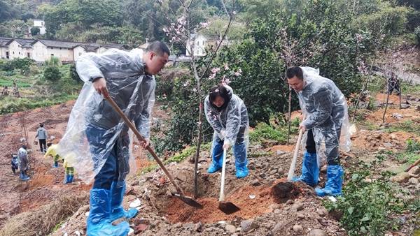 3月2日到西阳镇赛仁村义务植树活动.jpg