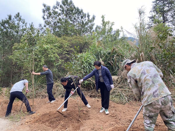 3月7日到城北镇塔下村义务植树活动.jpg