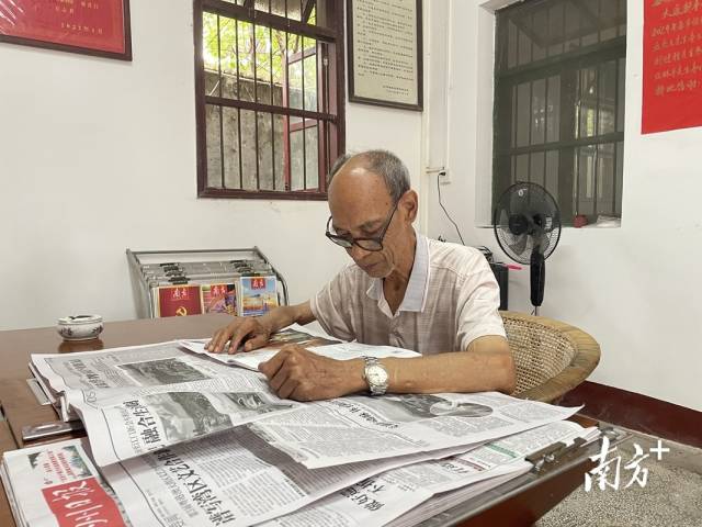 村民在母亲堂读书看报。魏丽文 摄