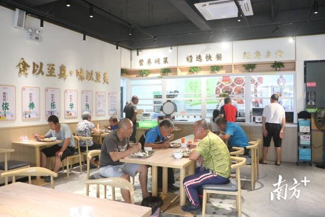 中午时分，居民前来墟镇社区邻里食堂就餐。