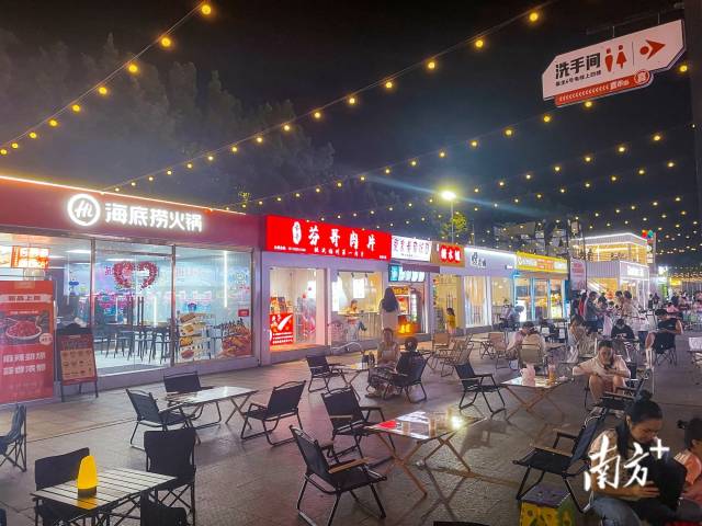 江南街道打造喜市街，发展“夜经济”。  南方+ 魏丽文 拍摄