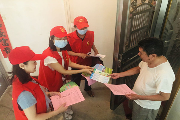 区妇联开展"文明健康 有你有我"垃圾分类入户宣传志愿活动1_副本.jpg