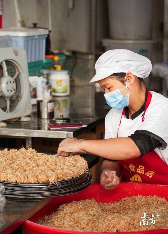 每逢圩日、节假日，李婷婷都要制作上百斤米粉圆。