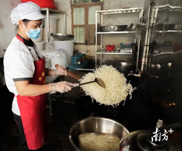 干瘪的米粉经过油炸，瞬间膨胀起来。