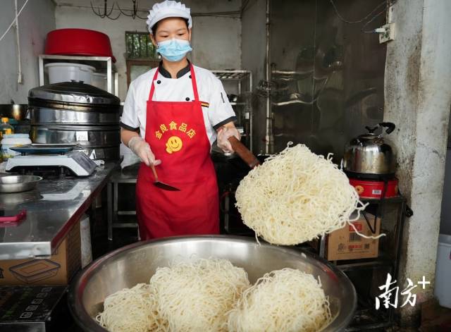 每天下午，李婷婷都会准时到店，开始准备米粉圆的材料。