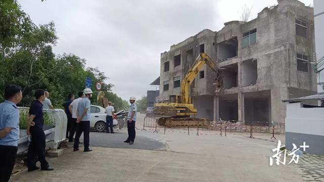 三角镇拆除违法建筑.jpg