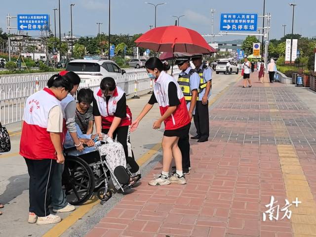 西郊街道组织志愿者为就医群体服务。受访者供图