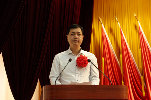 梅江区鸿都小学党支部书记、校长张伟良作交流发言.jpg