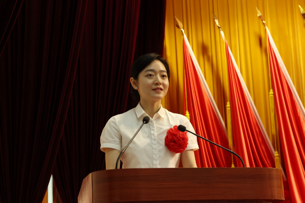 区政法系统党委副书记、区委政法委工会主席赖蕾放做交流发言.jpg