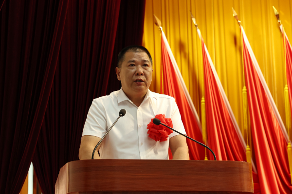 三角镇东升村党委书记、村委会主任梁和庆做交流发言.jpg