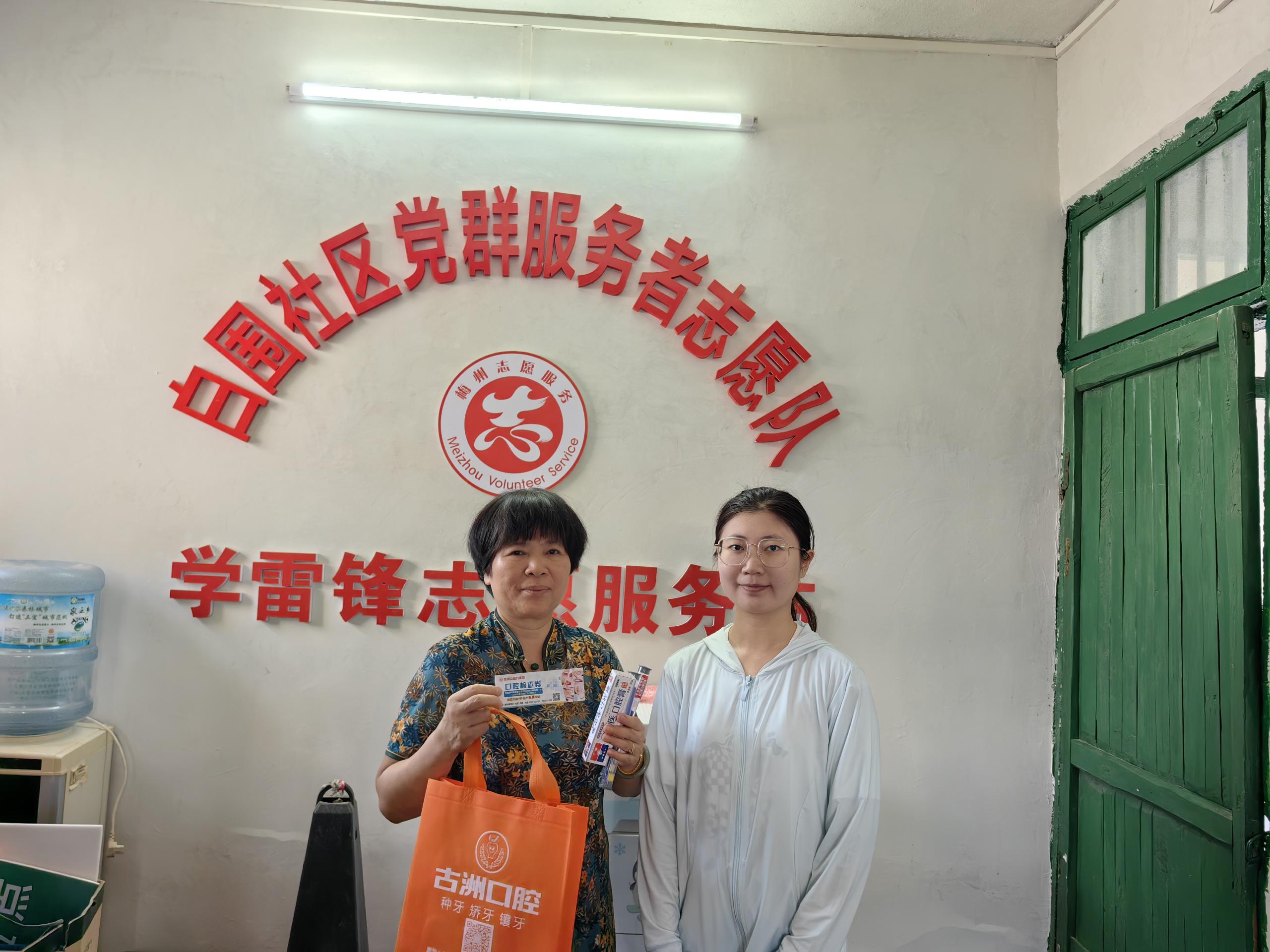 图片2：白围社区居民依据积分到驿站兑换商品.jpg
