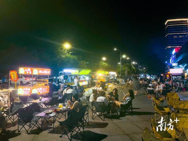 夜间“集市”吸引众多青年消费群体。 南方+ 魏丽文 拍摄