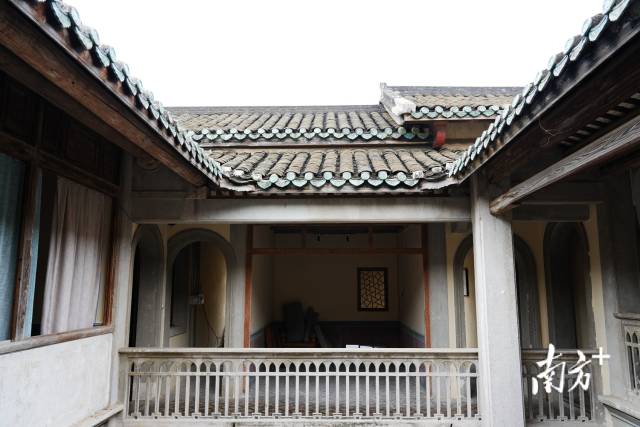 步入房屋内部，客家围屋的建筑结构一目了然。