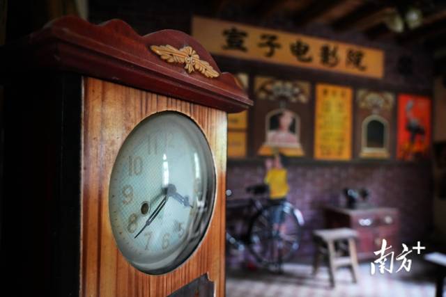 屋内的老挂件随处可见。图为老钟表。