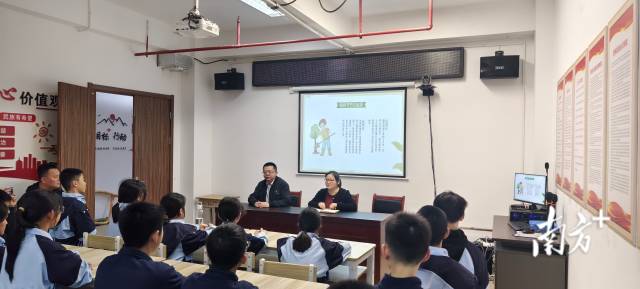 龙东社区植树4.jpg