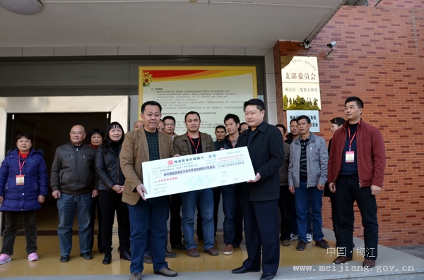 1月9日下午,梅江区三角镇上坪村村干部梁义章从江南新城建设工作领导