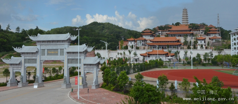 扩建后的千佛塔成为梅州规模最大的佛教丛林宝刹 这里伫立着梅州最古老的塔 千佛塔的起源可追溯到南汉大宝年间,是笃信佛教的岭南刘汉小朝廷倡建,与广州光孝寺内铁塔形制相同,有千年历史。 1990年,在政府支持和海内外热心人士捐款资助下,由释明慧法师等化缘4000多万元,在大东岩山顶建造九层石塔,将东山岃上南汉千佛铁塔移置于新千佛塔底层,统称为千佛宝塔,由中国佛教协会主席赵朴初题署塔名,新建千佛塔九层高36米,全用花岗岩石砌筑,高耸云天,气势宏伟。沿塔梯盘旋而上,石塔外围砌筑走廊、栏杆,供游人登高凭栏眺望