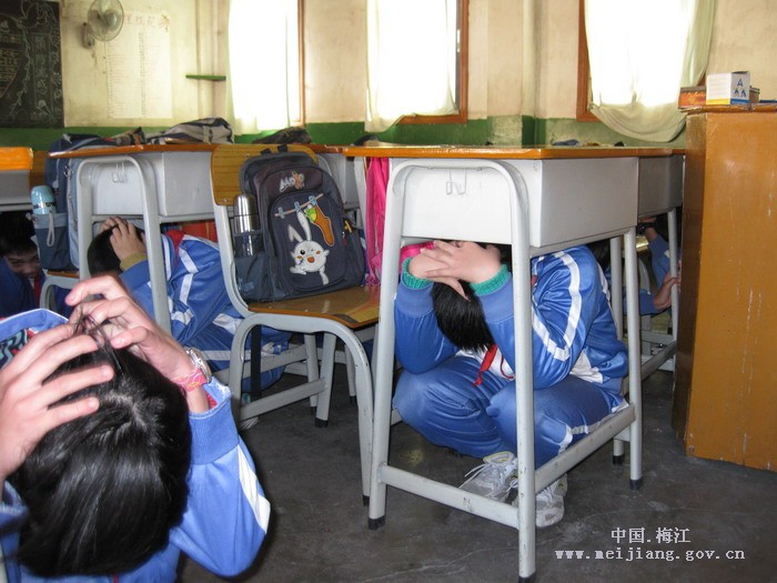 ��������СѧУ���濪չͻ���¼�Ӧ������