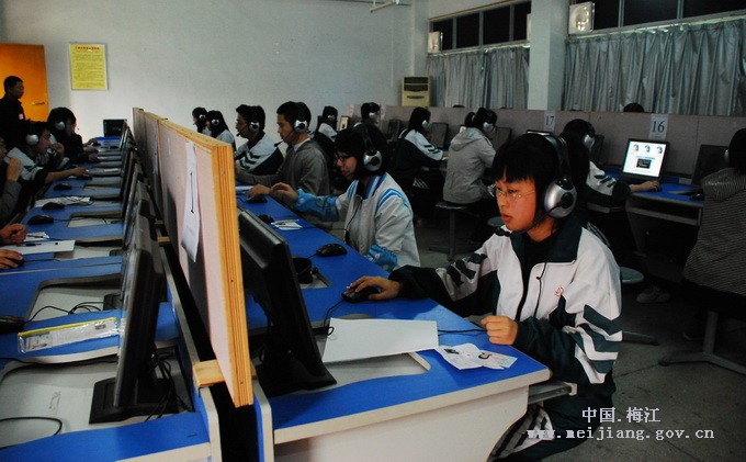 我区今年普通高考英语口语考试今天开考