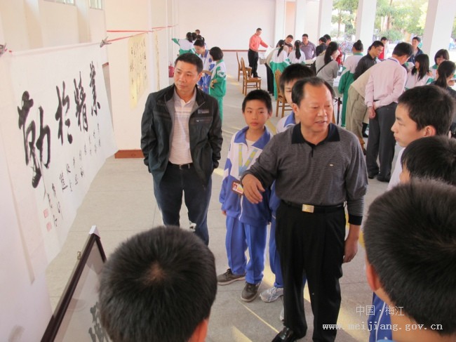 嘉应中学与市书协开展书法联谊活动