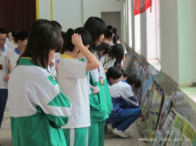 法制宣传巡回展在嘉应中学首展