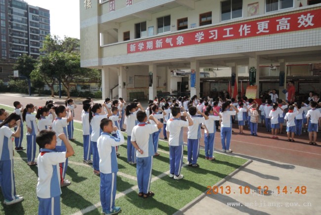 化育小学举行新少先队员入队仪式
